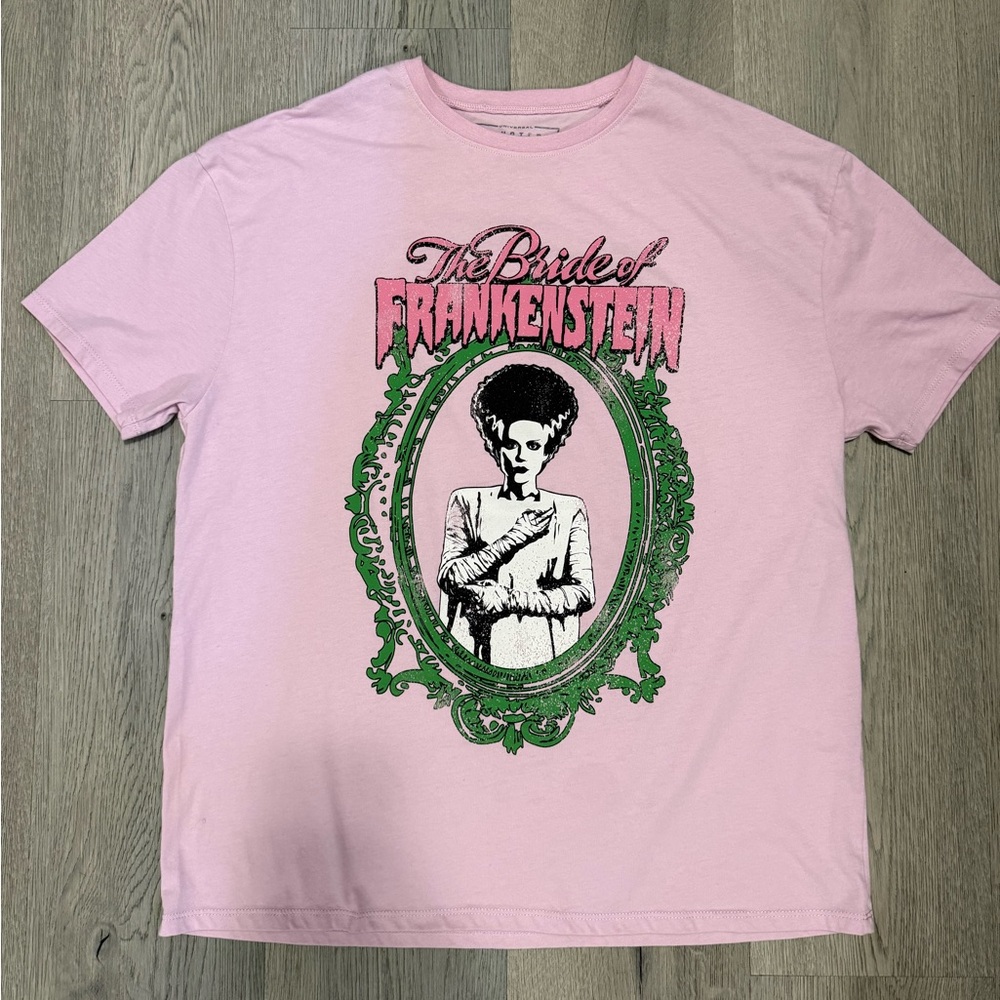 The Bride of Frankenstein Pink T-Shirt Universal Monsters - Small Oversized